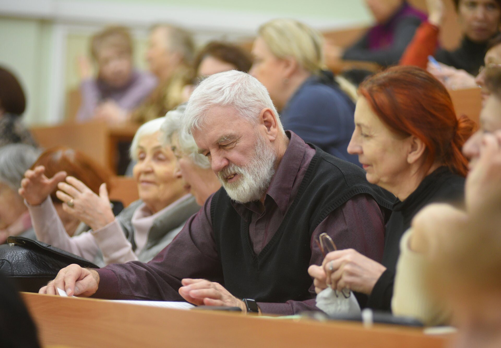 Представители старшего поколения. Представителя старшего поколения писателей -эмигрантов.. Онлайн лекция для старшего поколения. Фото участников Московского долголетия которые читают лекции.