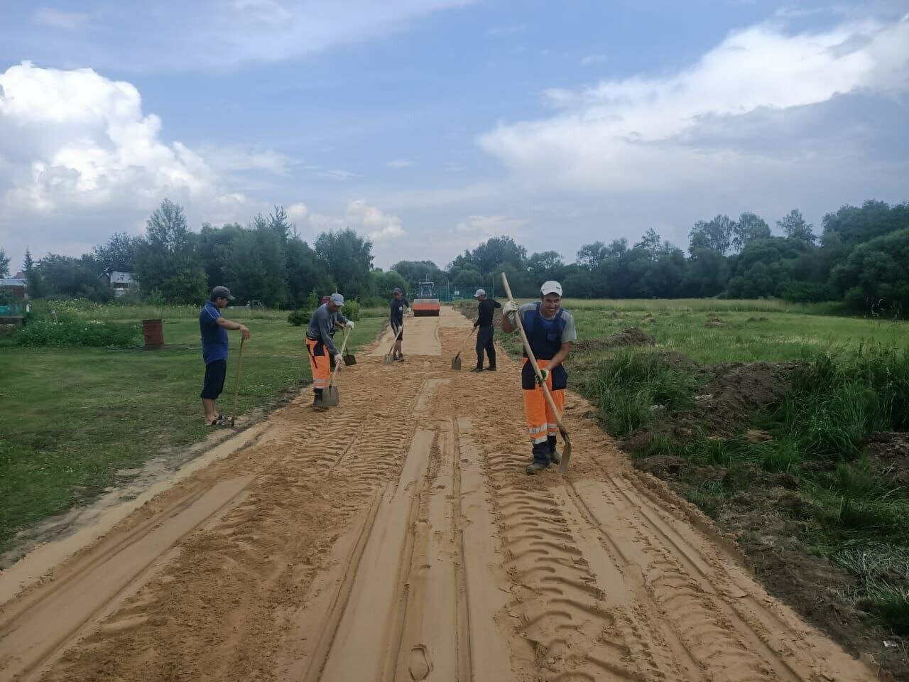 Работы по обустройству дорожно-тропиночной сети начались в деревне Красная  Пахра